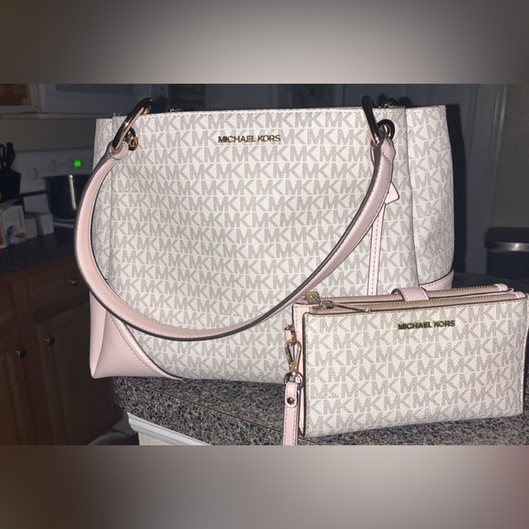 Michael Kors Handbags - Michael Kors Signature Pink and Cream Shoulder Bag & Wrislet Wallet